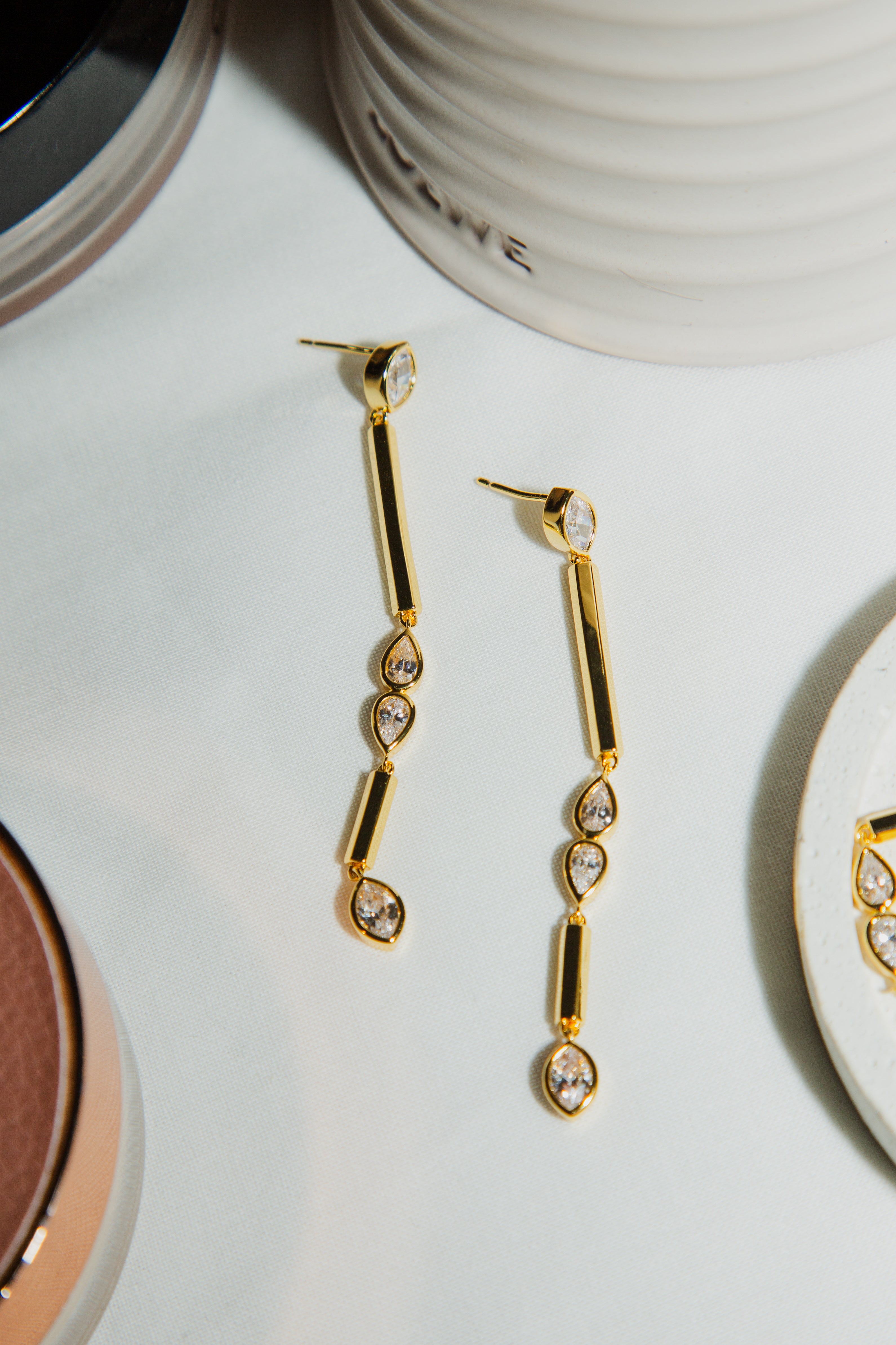 Lia Hex Drop Earrings Medium أقراط ليا سداسية متدلية – متوسطة الحجم