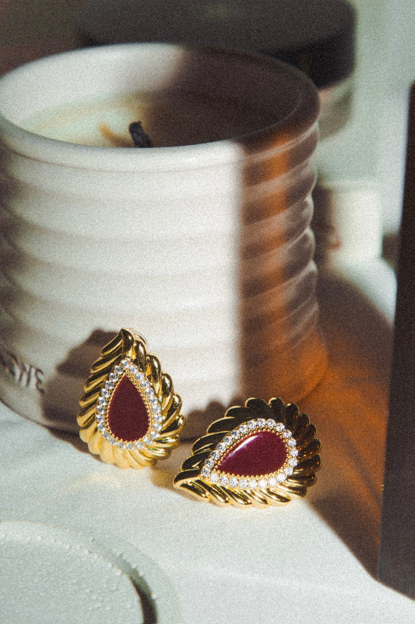 Amber Ear Buttons Burgundy أزرار أذن باللون الكهرماني
