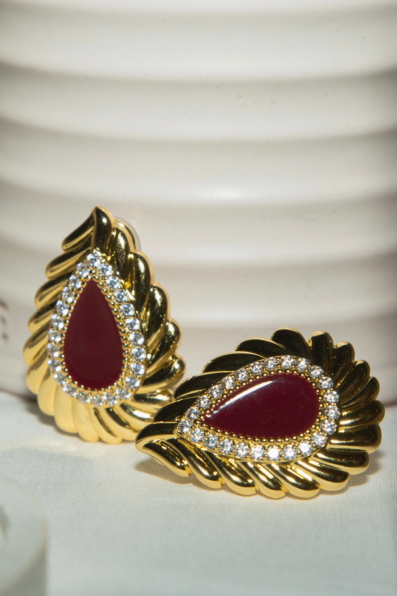 Amber Ear Buttons Burgundy أزرار أذن باللون الكهرماني