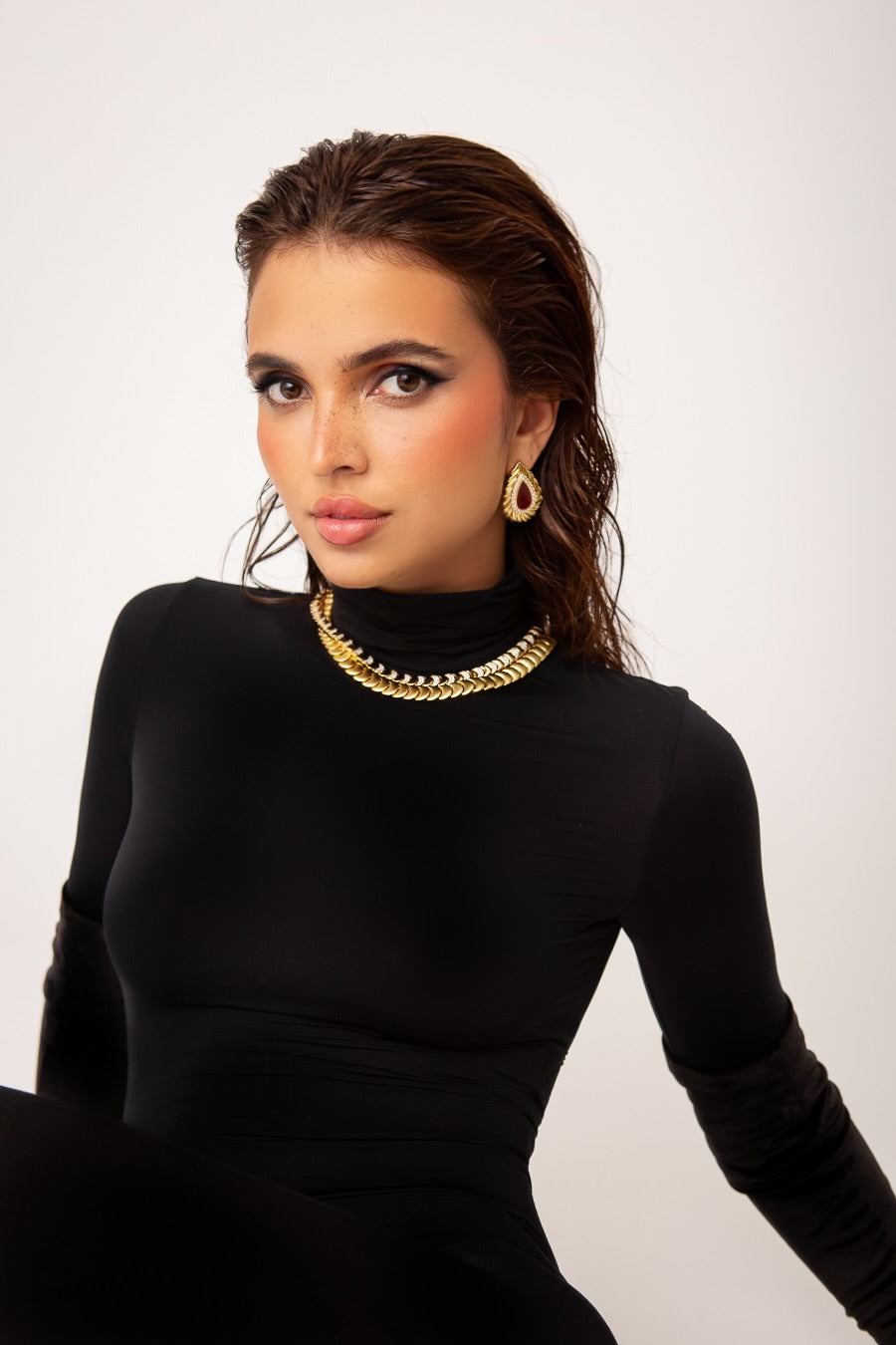 Amber Ear Buttons Burgundy أزرار أذن باللون الكهرماني