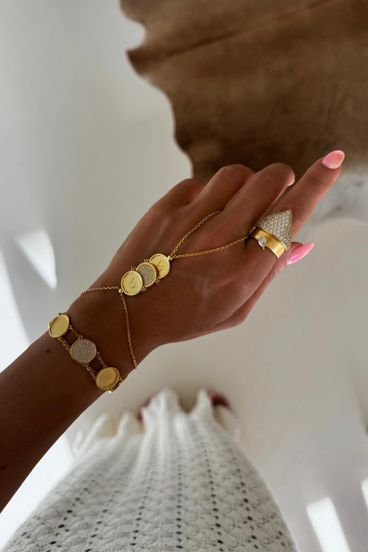 Sabika Tri-coin Hand Chain سلسلة يد سابيكا بثلاث عملات