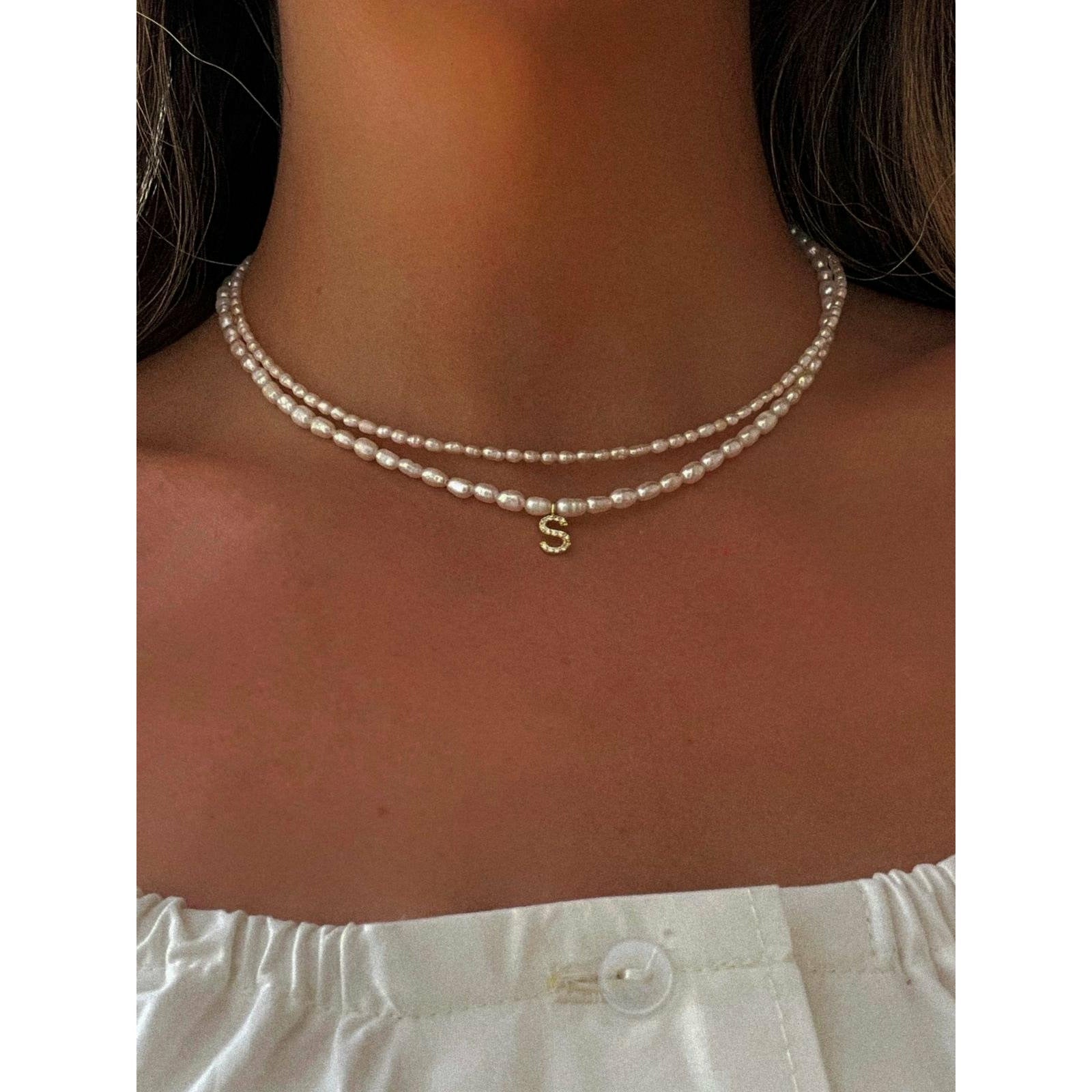  Nerja Initial Pearl Necklace قلاده نيرجا باللؤلؤ و حرف أبجدي