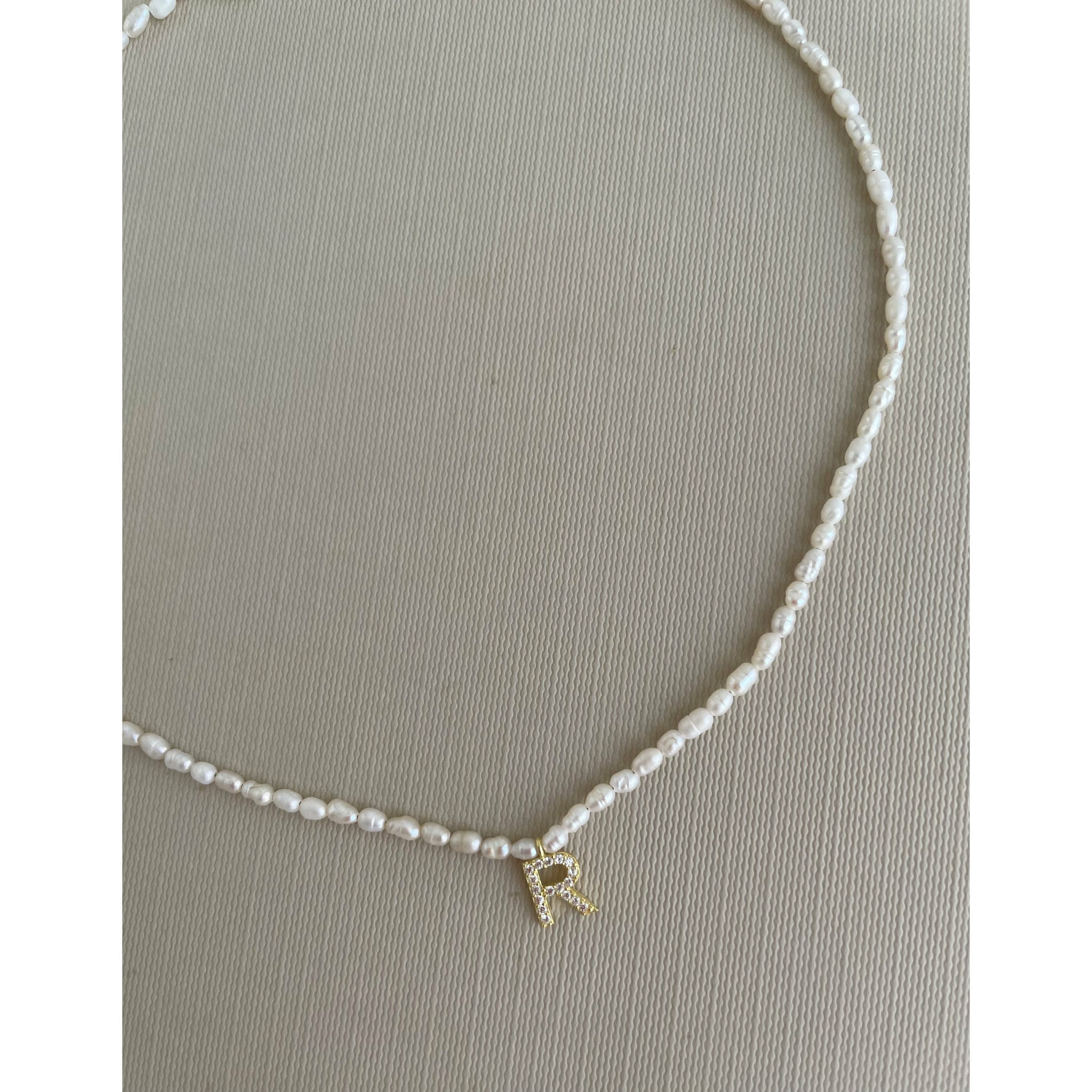  Nerja Initial Pearl Necklace قلاده نيرجا باللؤلؤ و حرف أبجدي