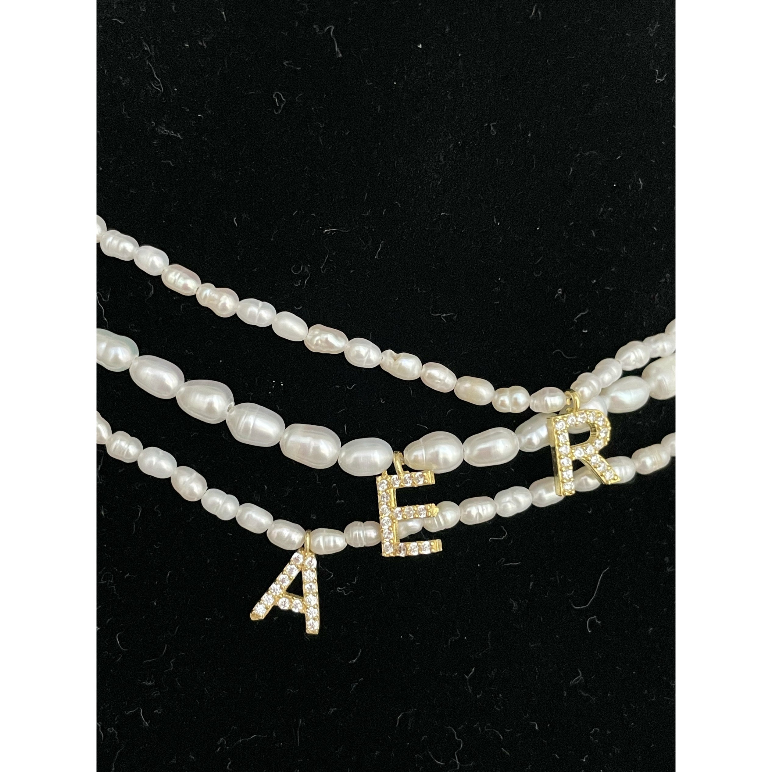  Nerja Initial Pearl Necklace قلاده نيرجا باللؤلؤ و حرف أبجدي