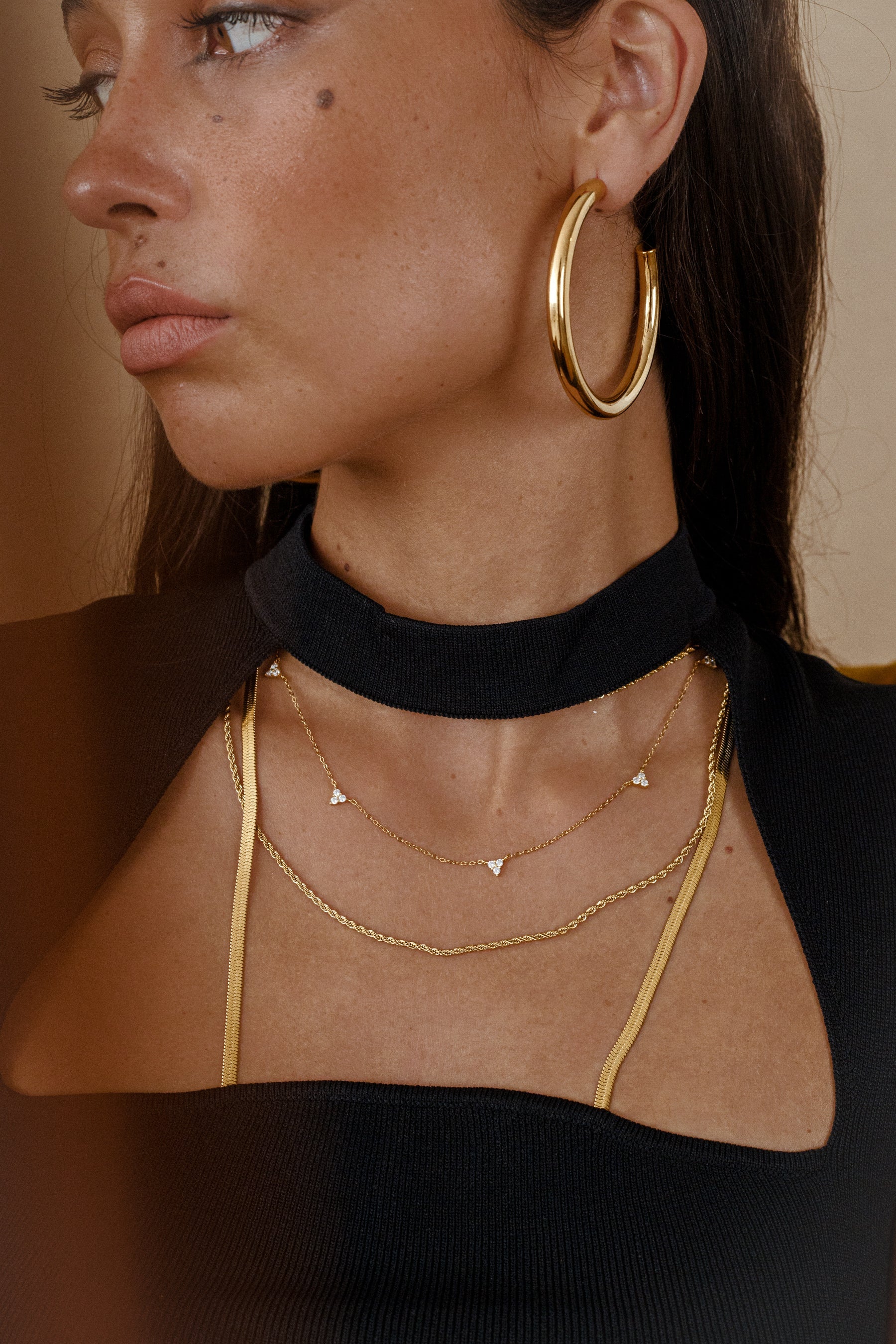  Tri-Stone Charm Necklace قلادة سحرية ثلاثية الأحجار